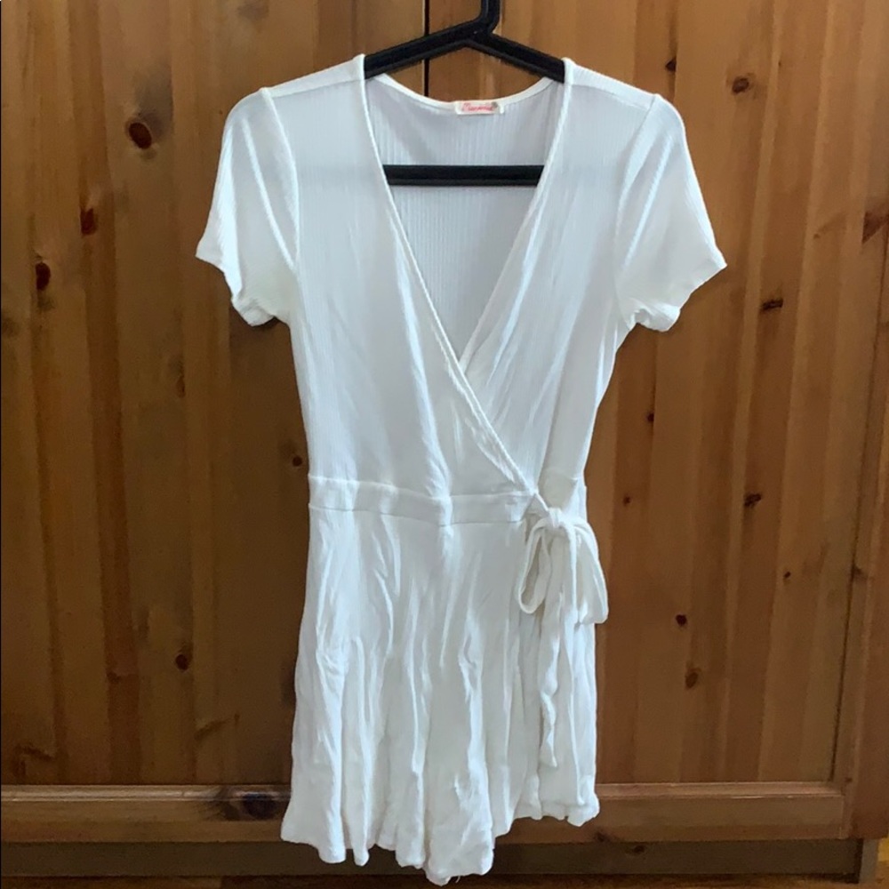 **WORN ONCE. Ivory Side Tie Flowey Romper💋